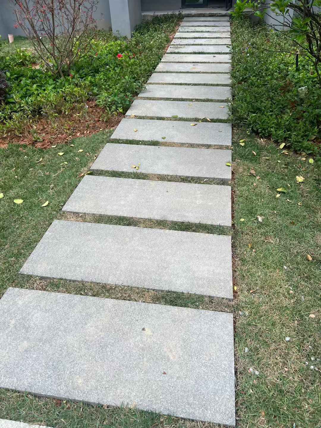 张掖 芝麻黑小区踏步、汀步石铺装效果